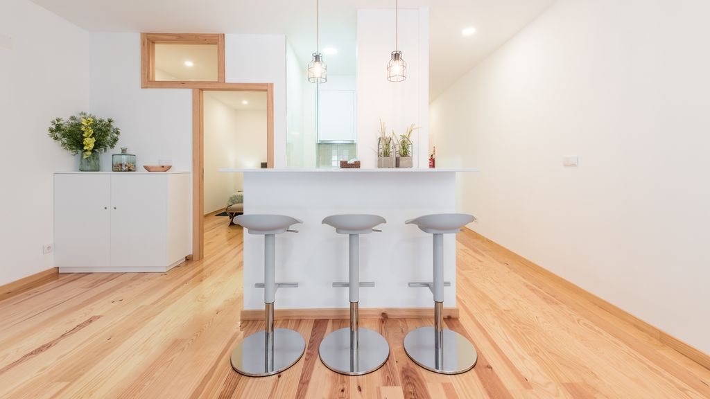 Aliados 1BR Apartment w/AC & Balcony by LovelyStay