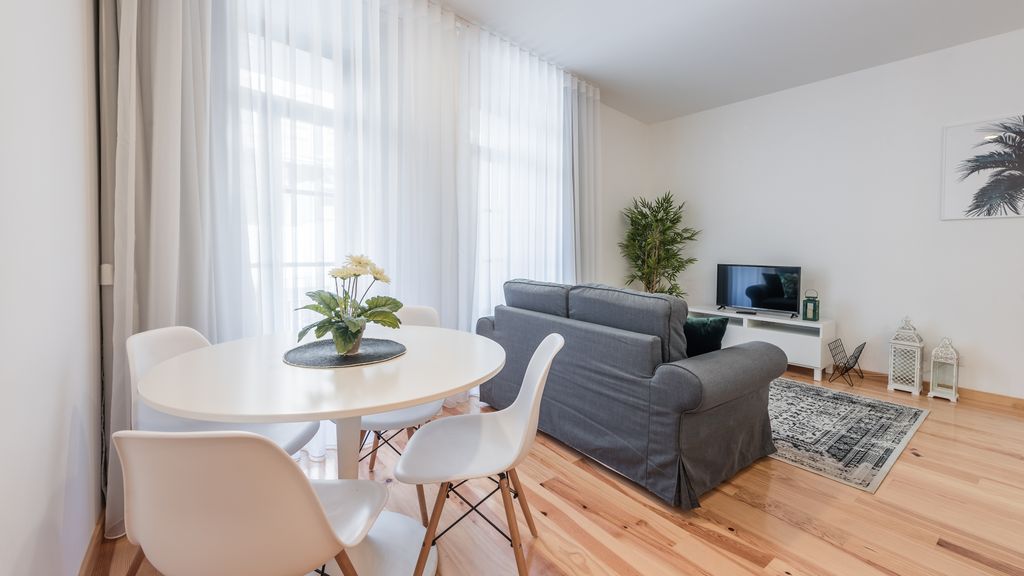 Aliados 1BR Apartment w/AC & Balcony by LovelyStay