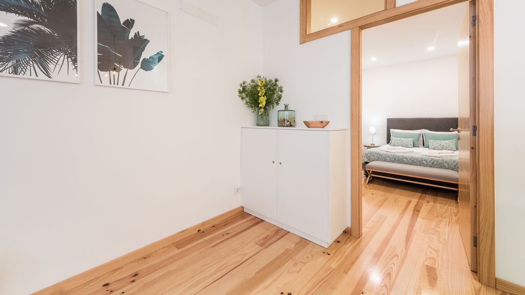Aliados 1BR Apartment w/AC & Balcony by LovelyStay