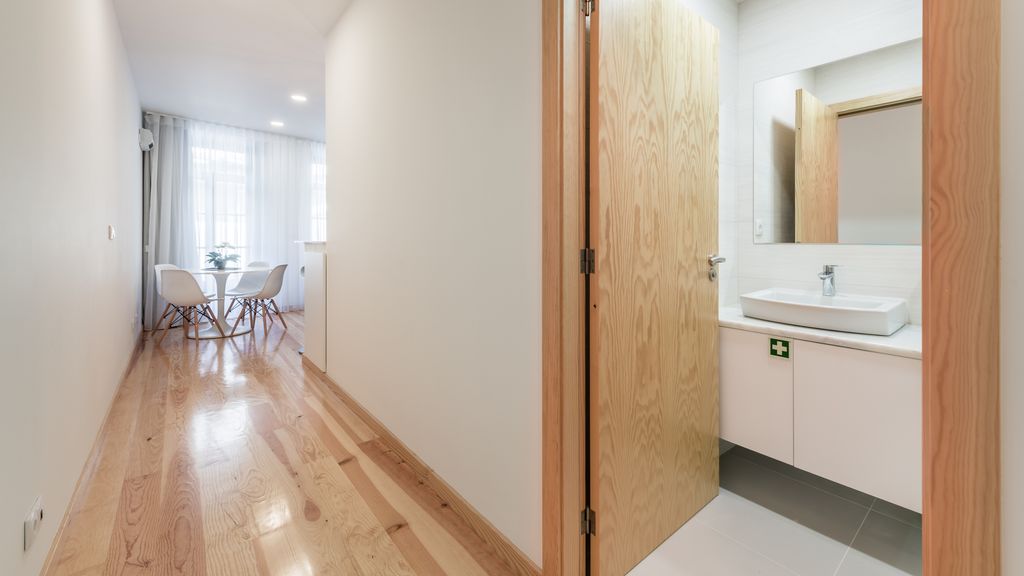 Aliados 1BR Apartment w/AC & Balcony by LovelyStay