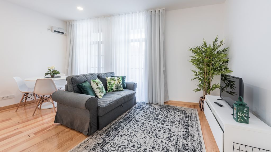 Aliados 1BR Apartment w/AC & Balcony by LovelyStay