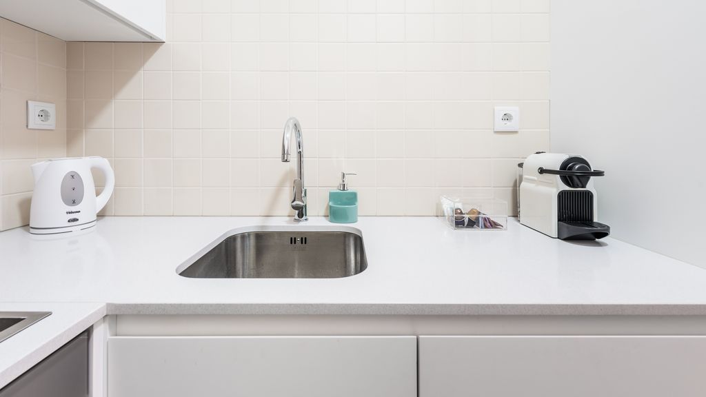 Aliados 1BR Apartment w/AC & Balcony by LovelyStay