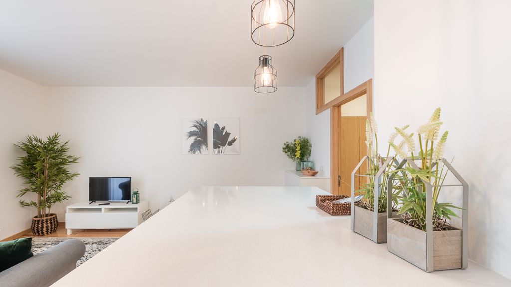 Aliados 1BR Apartment w/AC & Balcony by LovelyStay