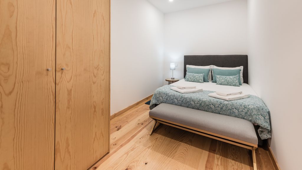 Aliados 1BR Apartment w/AC & Balcony by LovelyStay