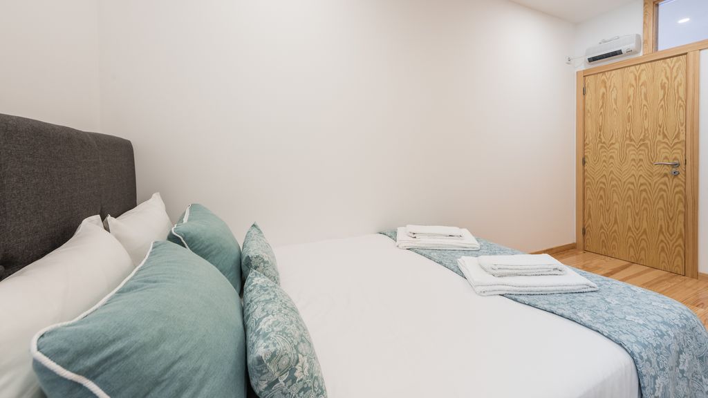 Aliados 1BR Apartment w/AC & Balcony by LovelyStay