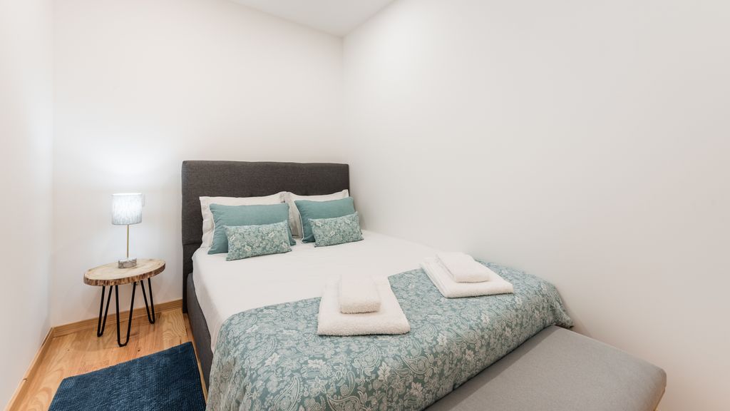 Aliados 1BR Apartment w/AC & Balcony by LovelyStay