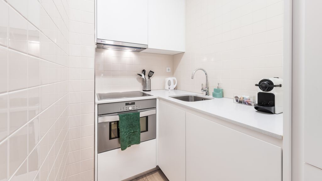 Aliados 1BR Apartment w/AC & Balcony by LovelyStay