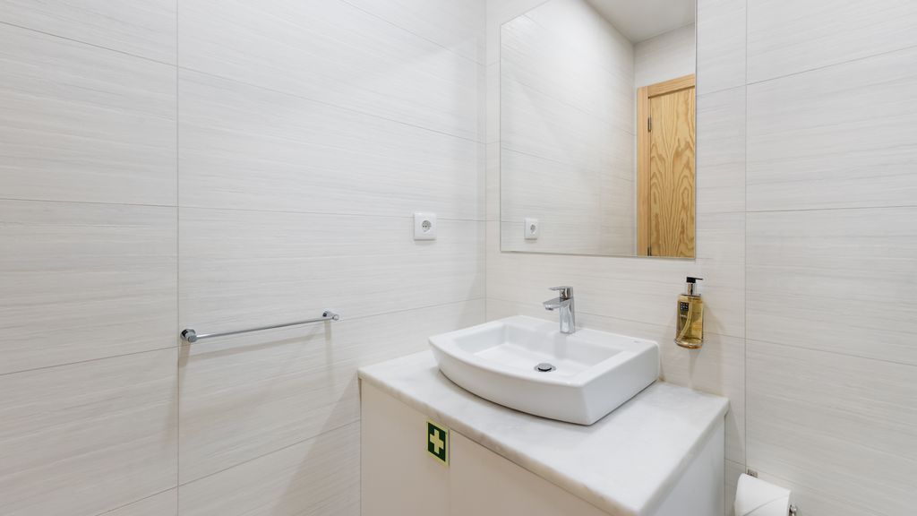 Aliados 1BR Apartment w/AC & Balcony by LovelyStay