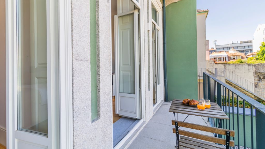 Duque Flat - AC & Balcony by LovelyStay