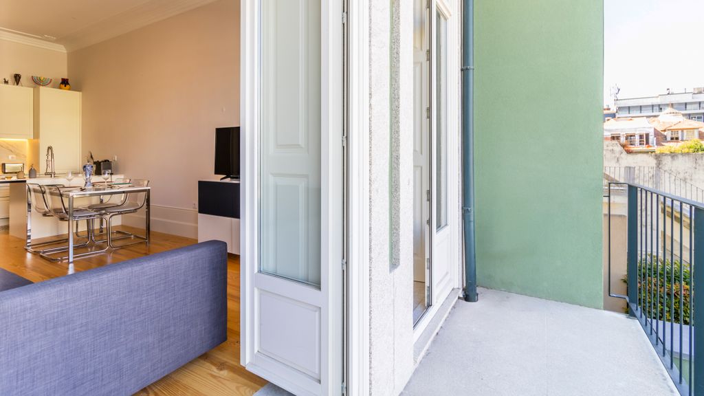Duque Flat - AC & Balcony by LovelyStay