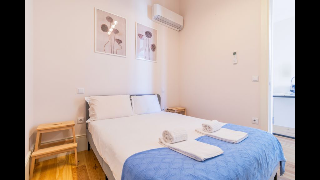 Duque Flat - AC & Balcony by LovelyStay