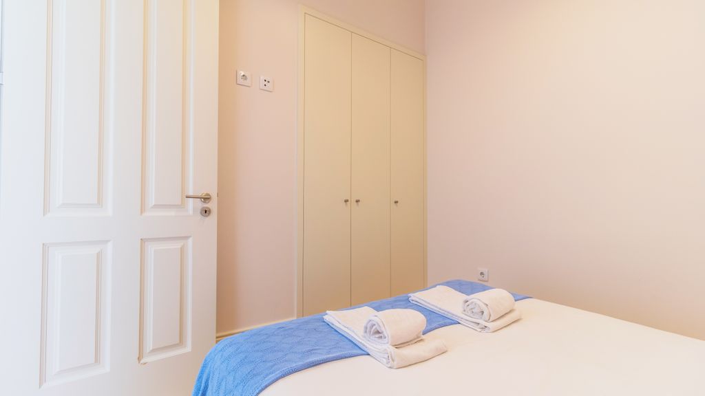 Duque Flat - AC & Balcony by LovelyStay
