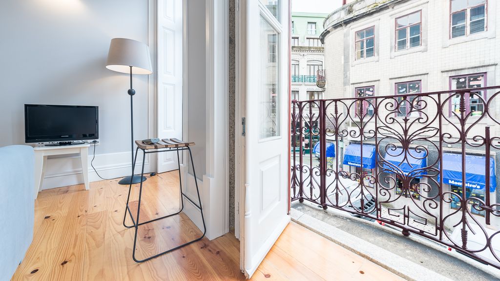 Porto Windows by central station by LovelyStay