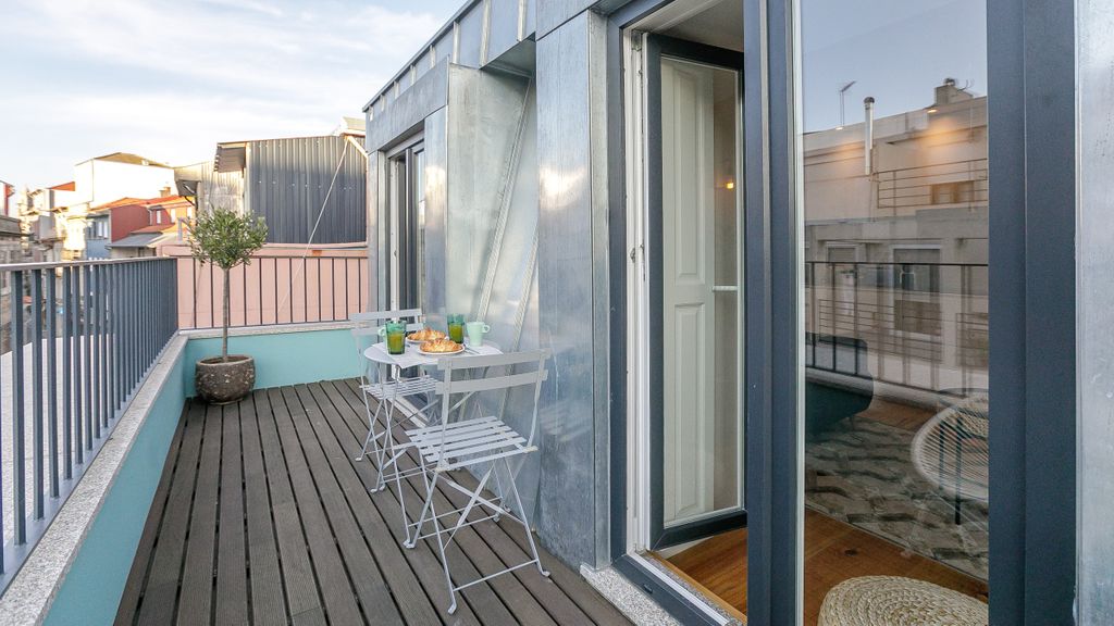 Downtown Studio w/Pool, AC & Balcony by LovelyStay