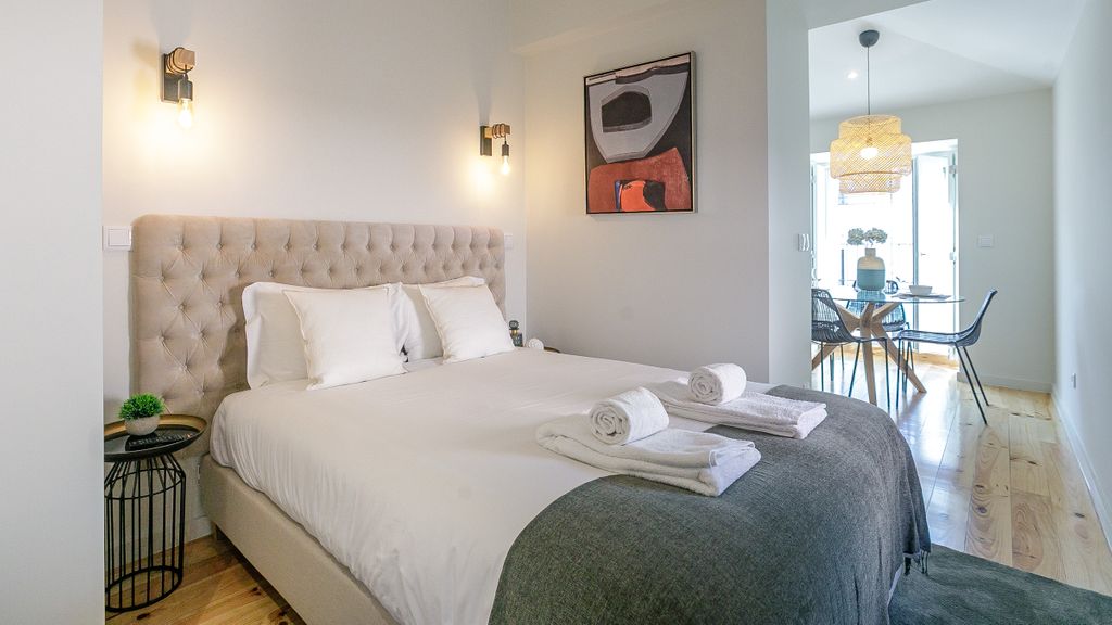 Downtown Studio w/Pool, AC & Balcony by LovelyStay