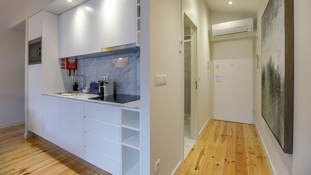 Downtown Studio w/Pool, AC & Balcony by LovelyStay