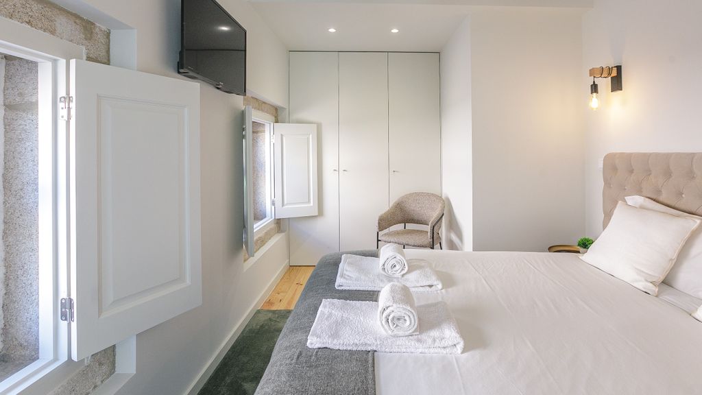 Downtown Studio w/Pool, AC & Balcony by LovelyStay