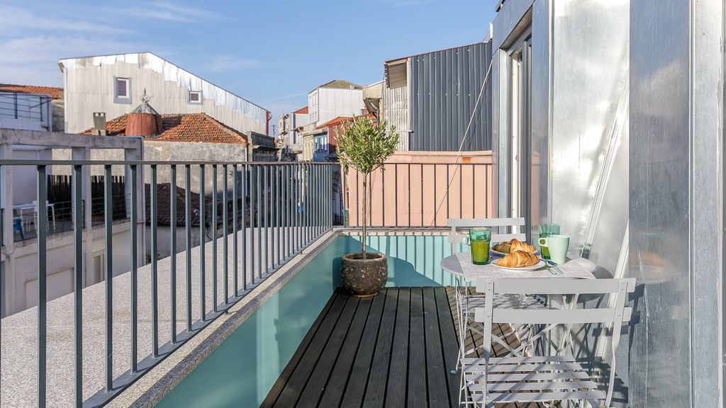 Downtown Studio w/Pool, AC & Balcony by LovelyStay