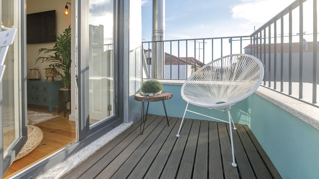 Downtown Studio w/Pool, AC & Balcony by LovelyStay