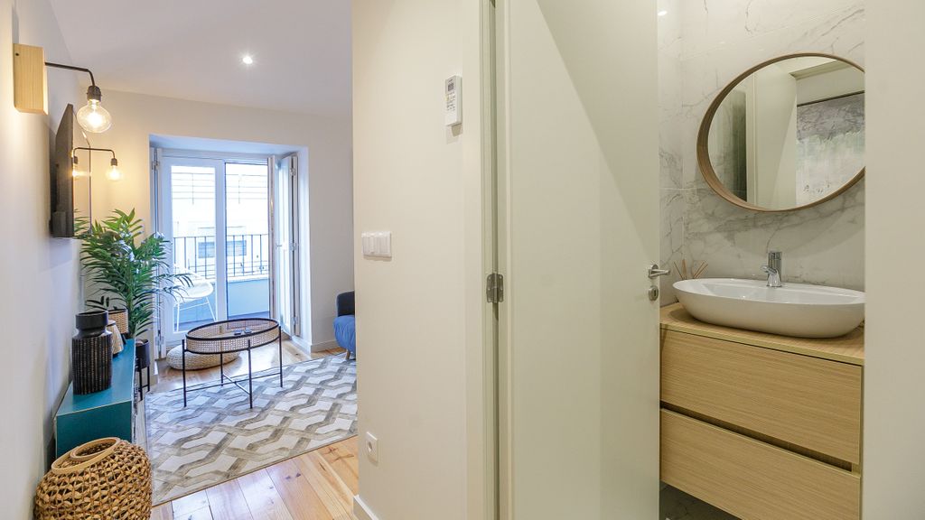 Downtown Studio w/Pool, AC & Balcony by LovelyStay