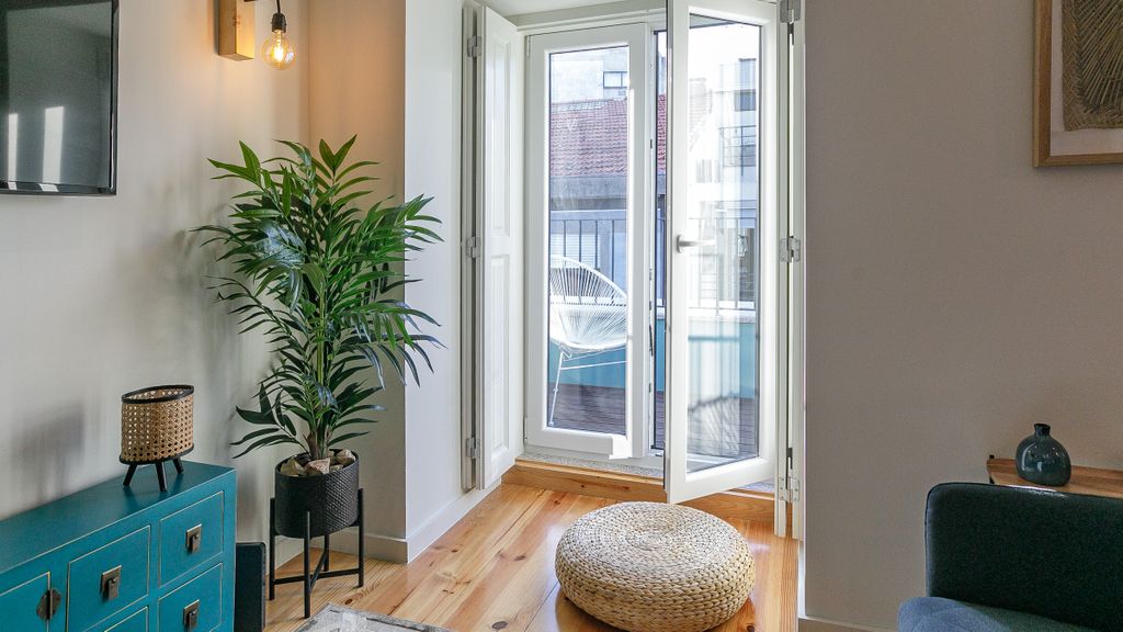 Downtown Studio w/Pool, AC & Balcony by LovelyStay
