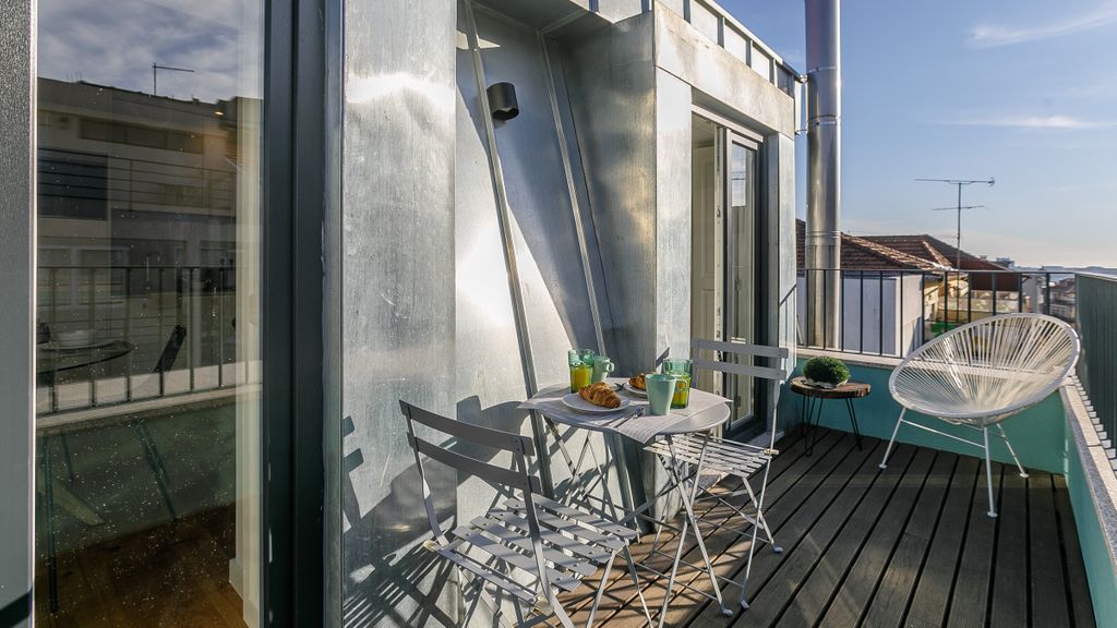 Downtown Studio w/Pool, AC & Balcony by LovelyStay