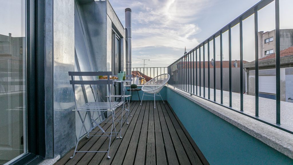 Downtown Studio w/Pool, AC & Balcony by LovelyStay