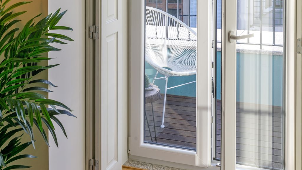 Downtown Studio w/Pool, AC & Balcony by LovelyStay