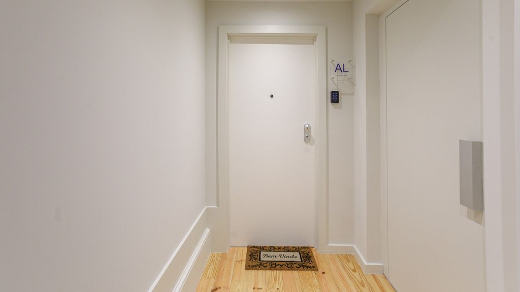 Downtown Studio w/Pool, AC & Balcony by LovelyStay