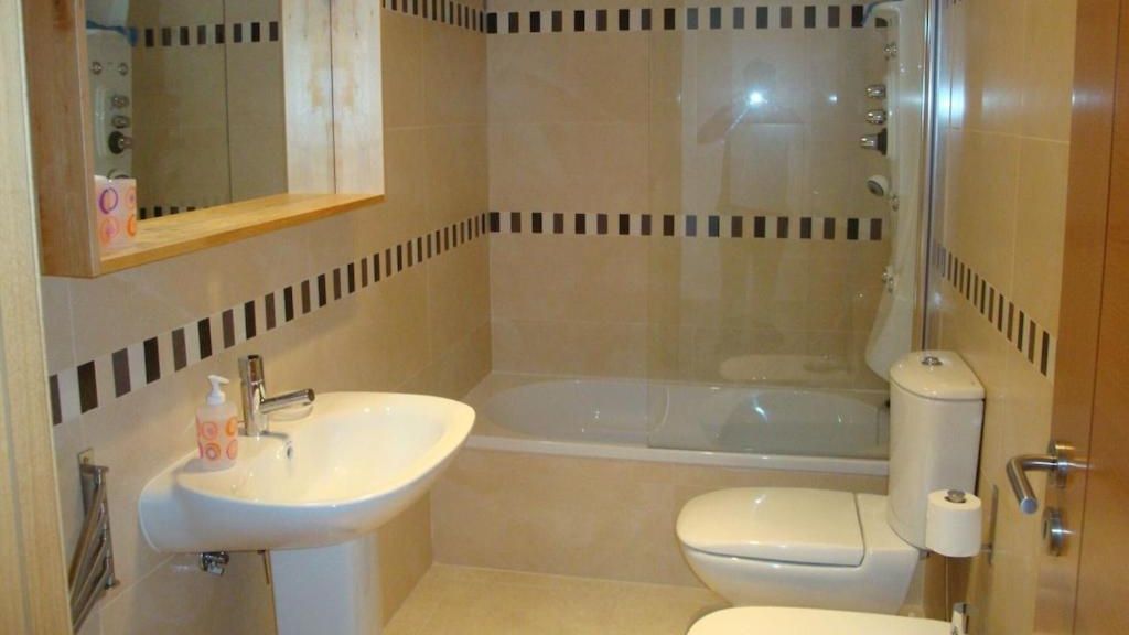 Olhos D' Água 1BR W/Pool & Parking by LovelyStay