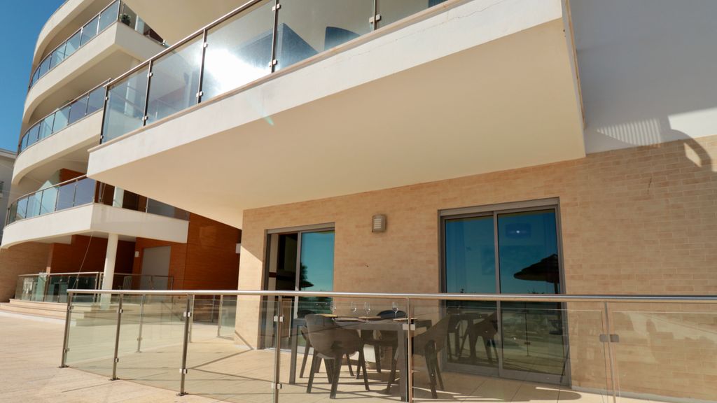 Olhos D' Água 1BR W/Pool & Parking by LovelyStay