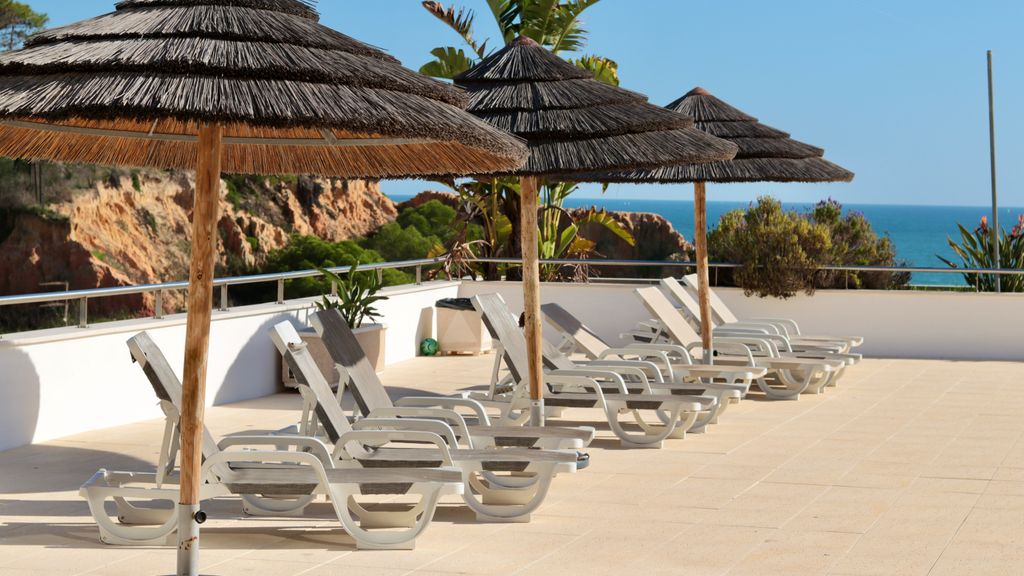 Olhos D' Água 1BR W/Pool & Parking by LovelyStay