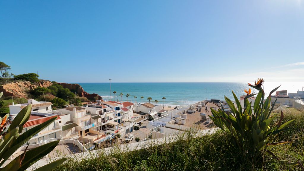 Olhos D' Água 1BR W/Pool & Parking by LovelyStay