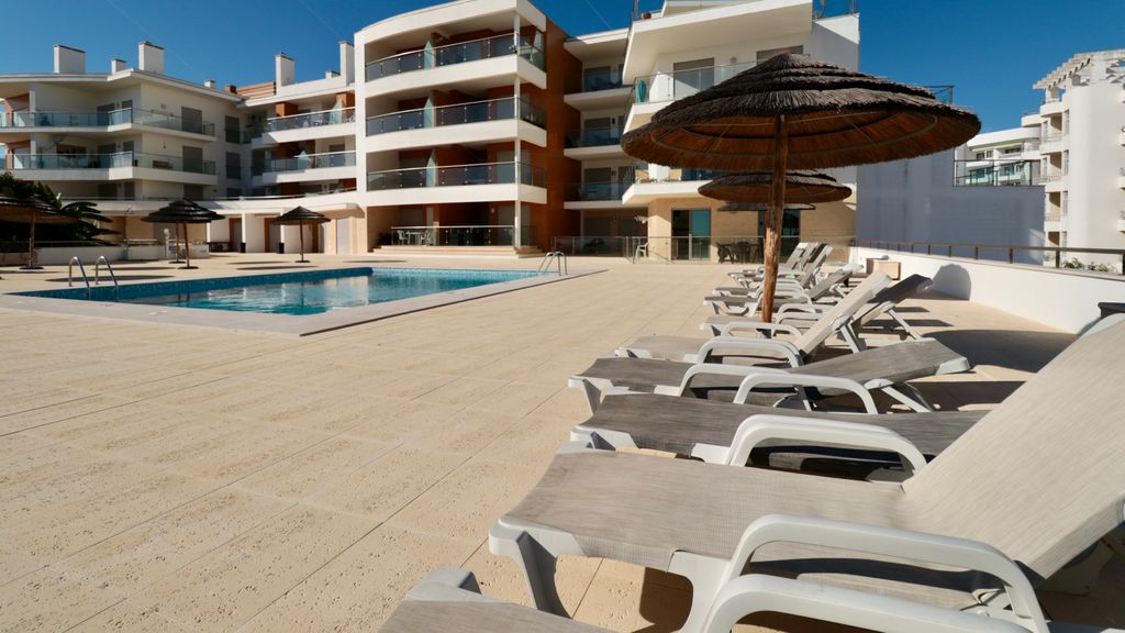 Olhos D' Água 1BR W/Pool & Parking by LovelyStay