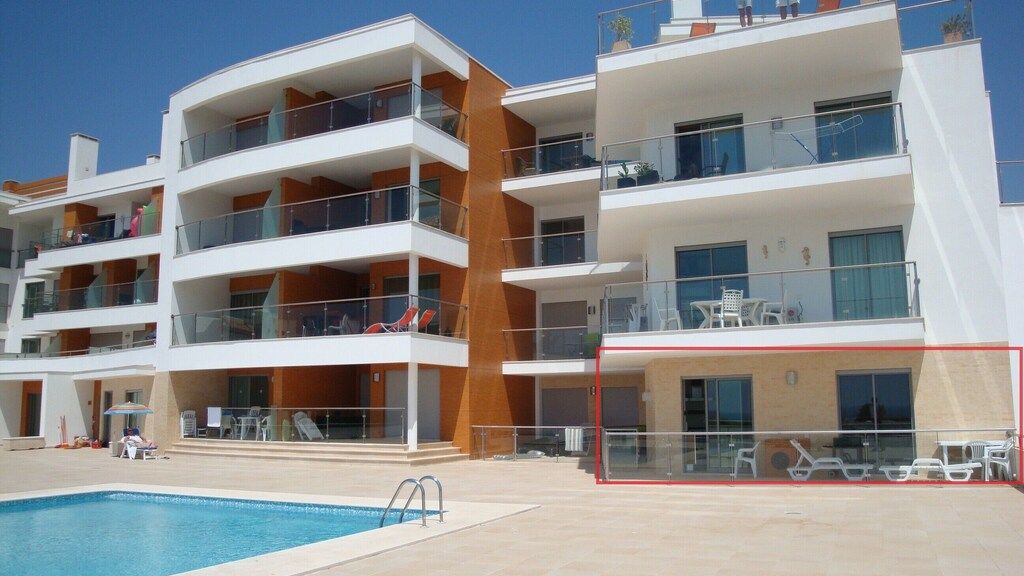 Olhos D' Água 1BR W/Pool & Parking by LovelyStay