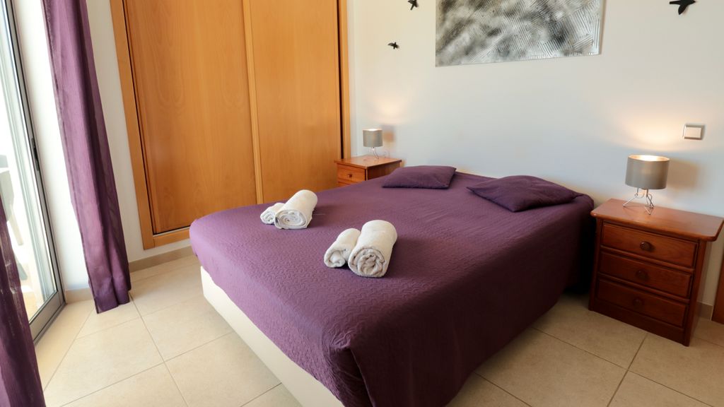 Olhos D' Água 1BR W/Pool & Parking by LovelyStay