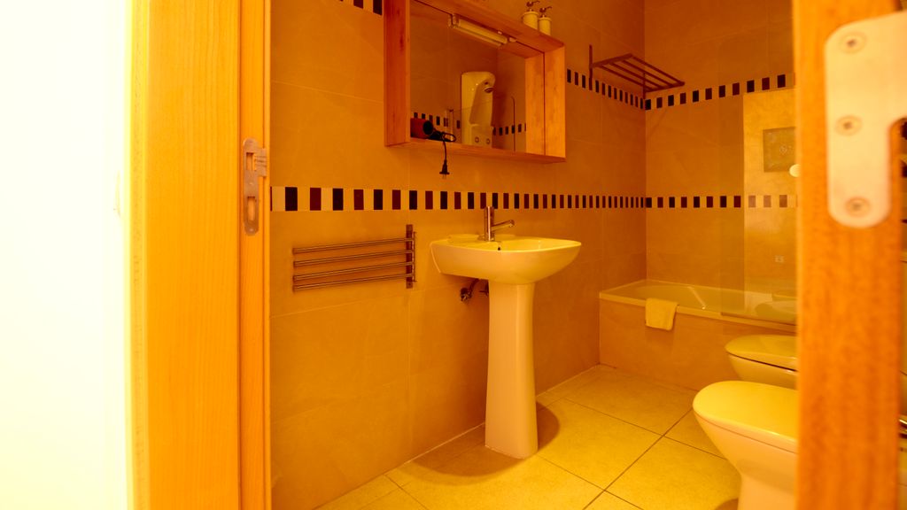 Olhos D' Água 1BR W/Pool & Parking by LovelyStay