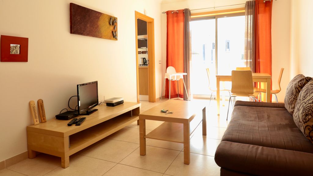 Olhos D' Água 1BR W/Pool & Parking by LovelyStay