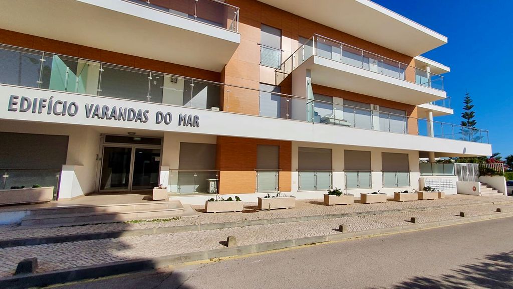 Olhos D' Água 1BR W/Pool & Parking by LovelyStay