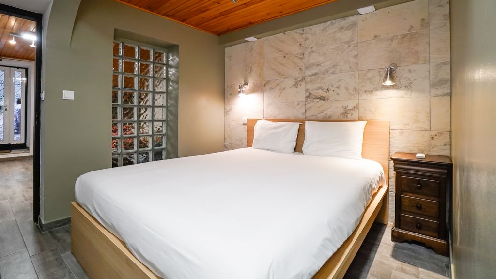 Cosmopolitan Chiado Apartment by LovelyStay