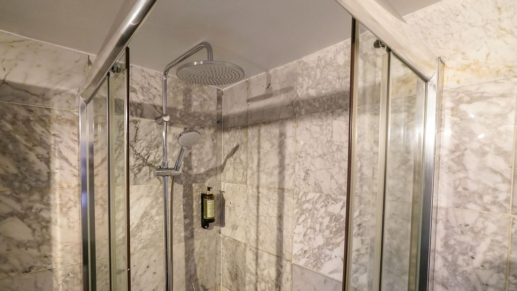 Cosmopolitan Chiado Apartment by LovelyStay