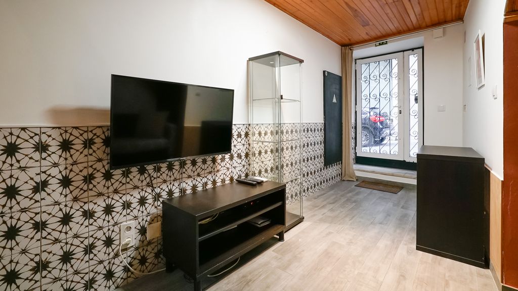 Cosmopolitan Chiado Apartment by LovelyStay