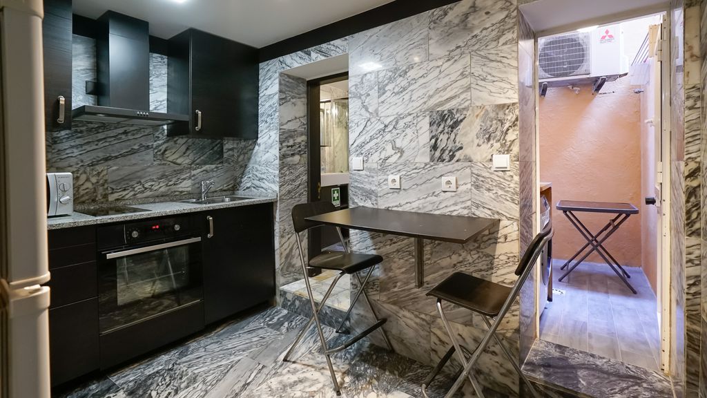 Cosmopolitan Chiado Apartment by LovelyStay