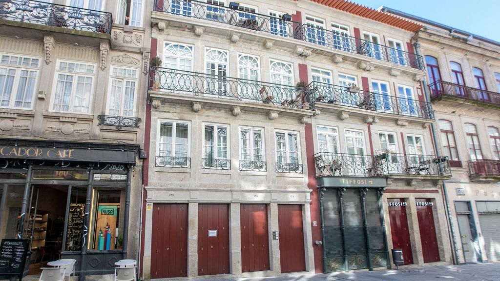 Oporto Flores Plaza by LovelyStay