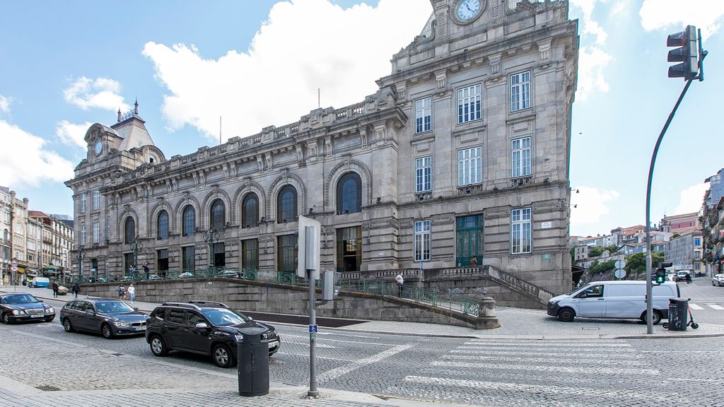 Oporto Flores Plaza by LovelyStay