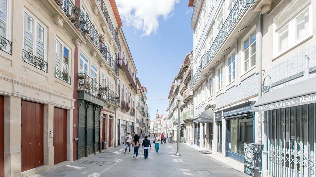 Oporto Flores Plaza by LovelyStay